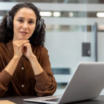 O SindhRio, em parceria com a FEBASE, segue promovendo cursos on-line gratuitos voltados à capacitação de gestores e profissionais da área da saúde.